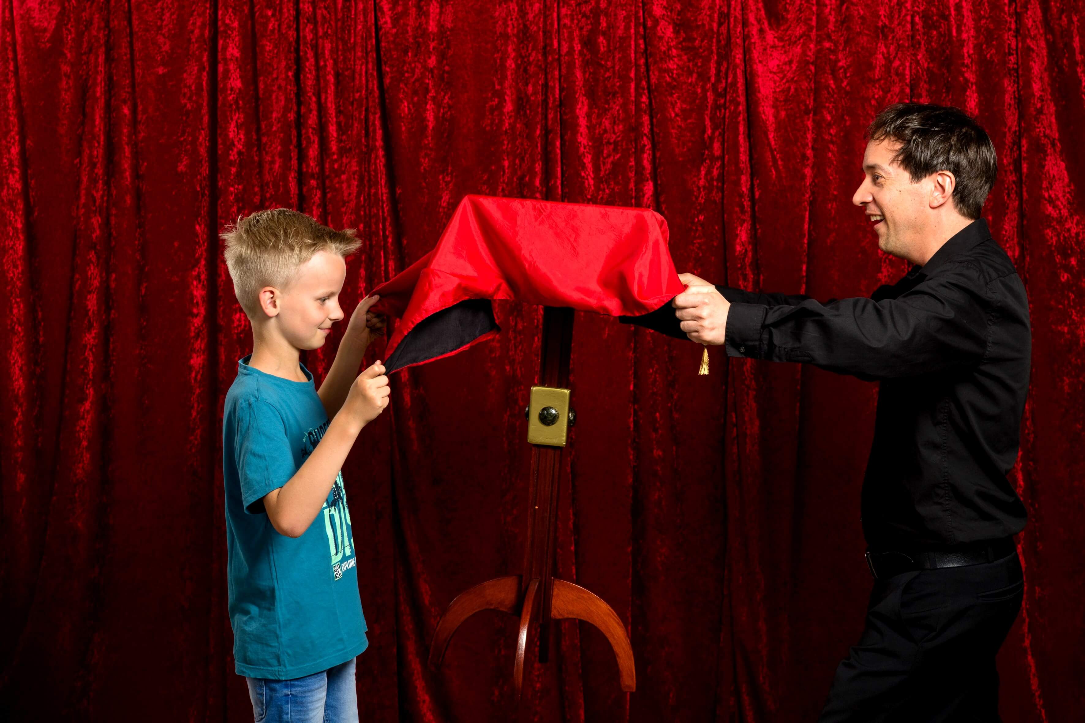 Kindershow mit fliegendem Tisch in Düsseldorf